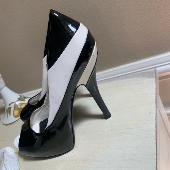 BCBG New w/o Box. Black white Patent Leather Heels 9.5 - Picture 4 of 5